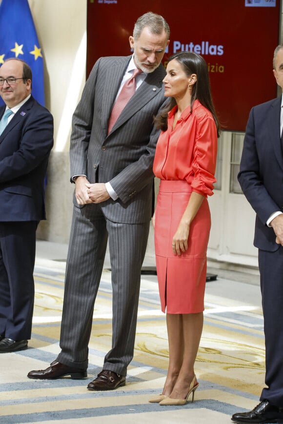 Cmme toujours, le coupe royal était très complice. 
Le roi Felipe VI et la reine Letizia d'Espagne, assistent à la remise des prix "National Sports Awards" au Palais Royal d'El Pardo à Madrid, le 18 avril 2023. 