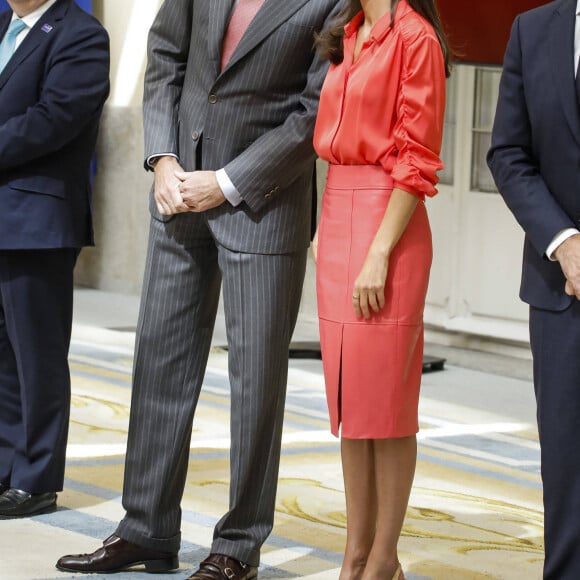 Cmme toujours, le coupe royal était très complice. 
Le roi Felipe VI et la reine Letizia d'Espagne, assistent à la remise des prix "National Sports Awards" au Palais Royal d'El Pardo à Madrid, le 18 avril 2023. 