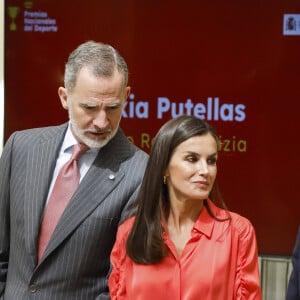 Pour cette sortie, la reine avait en effet choisi une tenue couleur corail très printanière.
Le roi Felipe VI et la reine Letizia d'Espagne, assistent à la remise des prix "National Sports Awards" au Palais Royal d'El Pardo à Madrid, le 18 avril 2023. 