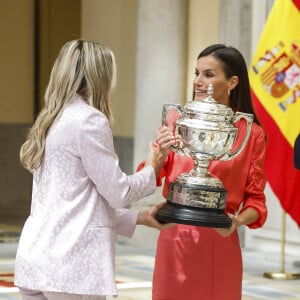 Le roi Felipe VI et la reine Letizia d'Espagne, assistent à la remise des prix "National Sports Awards" au Palais Royal d'El Pardo à Madrid, le 18 avril 2023. 