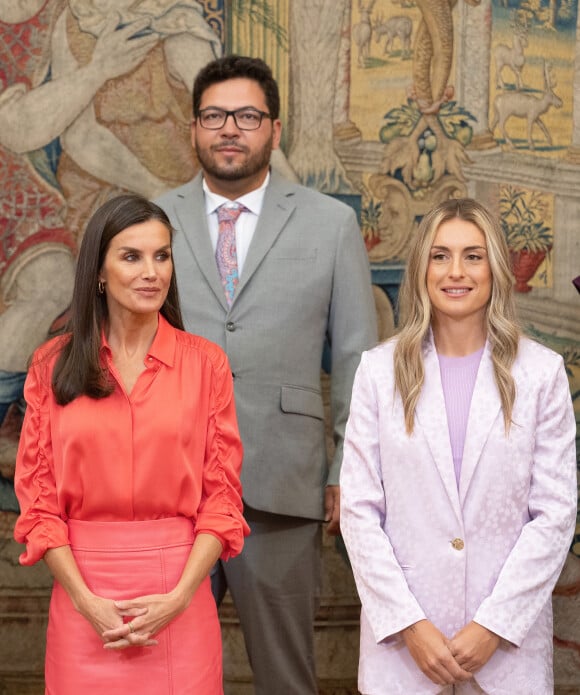 Une belle cérémonie avant le couronnement où les deux souverains sont présents. 
Le roi Felipe VI et la reine Letizia d'Espagne, assistent à la remise des prix "National Sports Awards" au Palais Royal d'El Pardo à Madrid, le 18 avril 2023. 