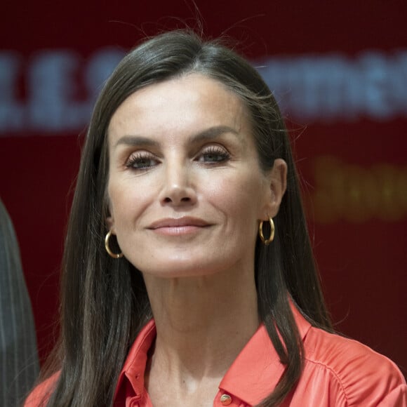 Et la reine a rapidement conquis tout le monde. 
Le roi Felipe VI et la reine Letizia d'Espagne, assistent à la remise des prix "National Sports Awards" au Palais Royal d'El Pardo à Madrid, le 18 avril 2023. 