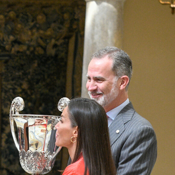 Le roi Felipe VI et la reine Letizia d'Espagne, assistent à la remise des prix "National Sports Awards" au Palais Royal d'El Pardo à Madrid, le 18 avril 2023. 