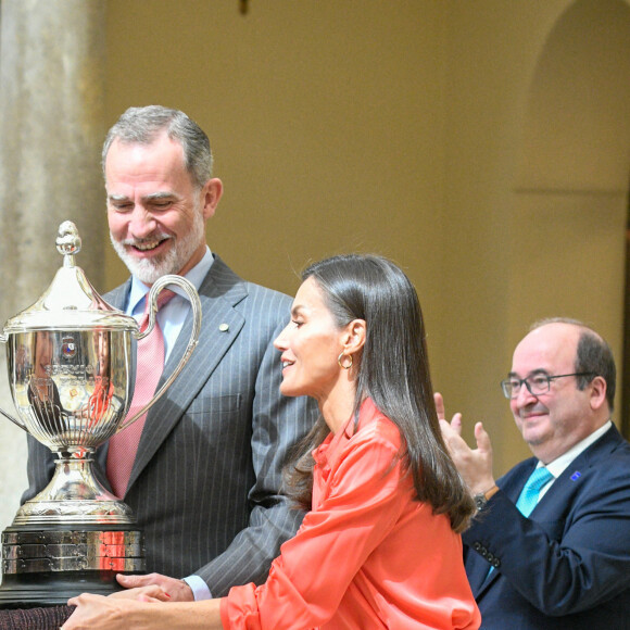 Le roi Felipe VI et la reine Letizia d'Espagne, assistent à la remise des prix "National Sports Awards" au Palais Royal d'El Pardo à Madrid, le 18 avril 2023. 
