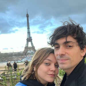  En une de cette série de photos, l'interprète d'"Avenir" a partagé une adorable image de son couple, en train de se regarder amoureusement sur les hauteurs de Naples.
Louane et Florian Rossi sur Instagram. Le 24 mars 2023.