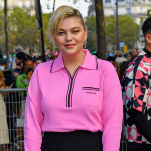 Si l'équipe a malheureusement été éliminée de la compétition à l'issue de ce match, la chanteuse semble avoir passé un moment magique dans les tribunes du stade.
Louane Emera et son compagnon Florian Rossi arrivent au défilé de mode Miu Miu lors de la Fashion Week printemps/été 2022 à Paris, France, le 5 octobre 2021. © Veeren Ramsamy-Christophe Clovis/Bestimage 