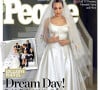 L'occasion alors de découvrir la sublime robe de mariée que portait l'actrice américaine ce jour-là.
La couverture du magazine People avec les photos du mariage d'Angelina Jolie (habillée d'une robe Atelier Versace) et Brad Pitt