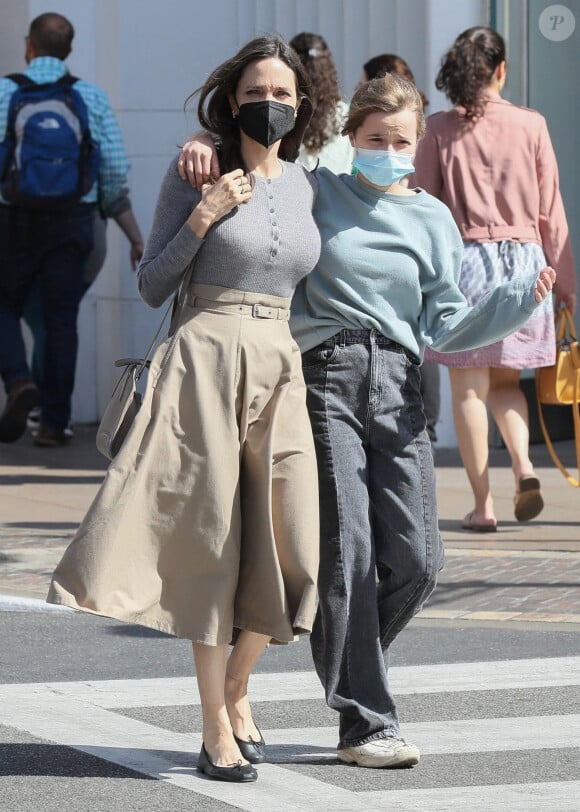 Exclusif - Angelina Jolie et sa fille Vivienne ont profité d'une nouvelle journée ensoleillée pour faire du shopping.