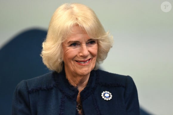 La reine a aussi mis son veto concernant les détails du menu 
Camilla Parker Bowles, reine consort d'Angleterre, et Elke Büdenbender, la femme du président allemand, aux côtés d'Axel Scheffer, l'illustrateur du livre pour enfants "The Gruffalo", lors d'une visite à l'école Rudolf Ross Grundschule à Hambourg, le 31 mars 2023. Cette visite a pour objectif d'en en savoir plus sur les méthodes d'apprentissage linguistique immersives que l'école propose à ses élèves. Après l'annulation de leur visite en France, en raison des manifestation contre la réforme des retraites, le roi Charles et la reine consort sont en voyage officiel en Allemagne jusqu'au 31 mars 2023. 