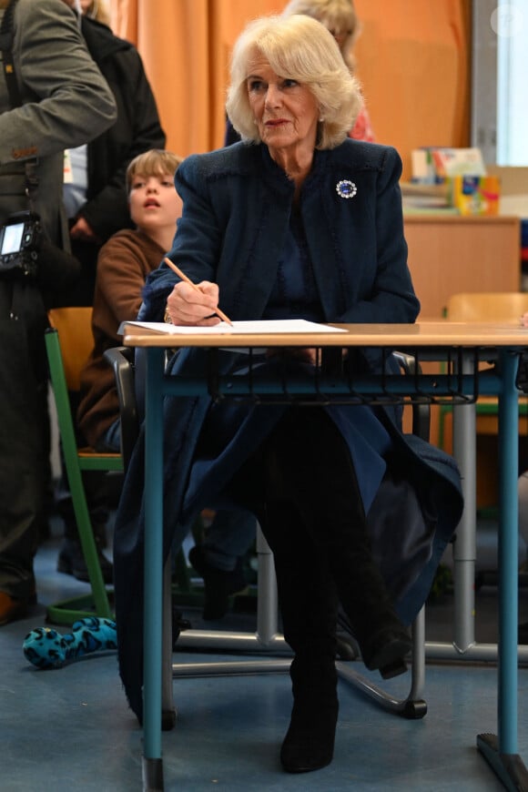 Le couronnement approche à grands pas, Camilla Parker-Bowles a eu son mot à dire sur l'organisation !
Camilla Parker Bowles, reine consort d'Angleterre, et Elke Büdenbender, la femme du président allemand, aux côtés d'Axel Scheffer, l'illustrateur du livre pour enfants "The Gruffalo", lors d'une visite à l'école Rudolf Ross Grundschule à Hambourg. Cette visite a pour objectif d'en en savoir plus sur les méthodes d'apprentissage linguistique immersives que l'école propose à ses élèves. Après l'annulation de leur visite en France, en raison des manifestation contre la réforme des retraites, le roi Charles et la reine consort sont en voyage officiel en Allemagne.