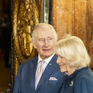 Le roi Charles III d'Angleterre et Camilla Parker Bowles, reine consort d'Angleterre, signent le livre d'or à la mairie de Hambourg, au dernier jour de leur visite officielle en Allemagne, le 31 mars 2023. 