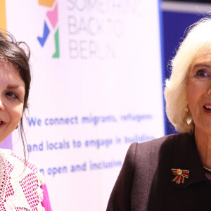 Camilla Parker Bowles, reine consort d'Angleterre, et Elke Büdenbender, la femme du président allemand F.W.Steinmeier, lors d'une visite au Refugio Cafe, à Berlin, dans le cadre de la visite d'État du roi et de la reine d'Angleterre en Allemagne, le 30 mars 2023. 