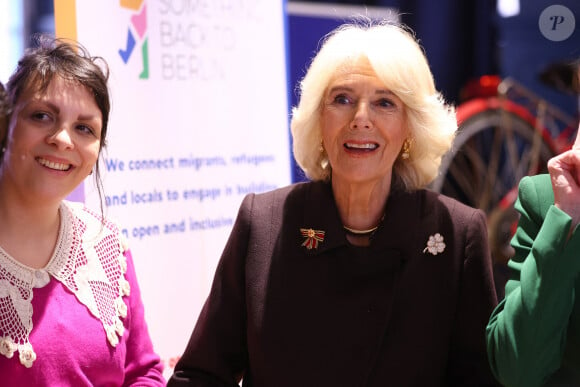 Camilla Parker Bowles, reine consort d'Angleterre, et Elke Büdenbender, la femme du président allemand F.W.Steinmeier, lors d'une visite au Refugio Cafe, à Berlin, dans le cadre de la visite d'État du roi et de la reine d'Angleterre en Allemagne, le 30 mars 2023. 