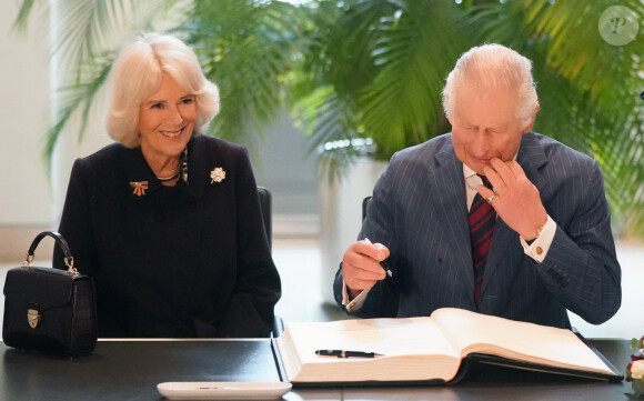 Le roi Charles III d'Angleterre et Camilla Parker Bowles, reine consort d'Angleterre, au Bundestag lors de leur visite d'Etat à Berlin, le 30 mars 2023. Le couple royal a été accueilli par Bärbel Bas, la présidente du Bundestag. Le souverain doit y prononcer un discours dont une partie en allemand. 