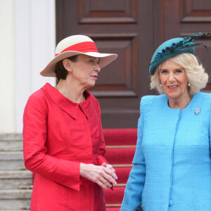 Le roi d'Angleterre et la reine consort Camilla Parker Bowles à la sortie du Château Bellevue à Berlin, accompagnés par le président allemand et sa femme Elke Steinmeier, à l'occasion du premier voyage officiel du roi d'Angleterre en Europe. Le 29 mars 2023