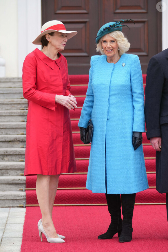 Le roi d'Angleterre et la reine consort Camilla Parker Bowles à la sortie du Château Bellevue à Berlin, accompagnés par le président allemand et sa femme Elke Steinmeier, à l'occasion du premier voyage officiel du roi d'Angleterre en Europe. Le 29 mars 2023