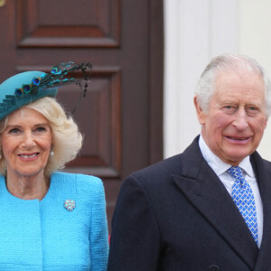 La belle-mère de Harry et William a apparemment obtenu gain de cause. Une vraie reine !
Le roi Charles III d'Angleterre et la reine consort Camilla Parker Bowles à la sortie du Château Bellevue à Berlin, accompagnés par le président allemand et sa femme, à l'occasion du premier voyage officiel du roi d'Angleterre en Europe. Le 29 mars 2023