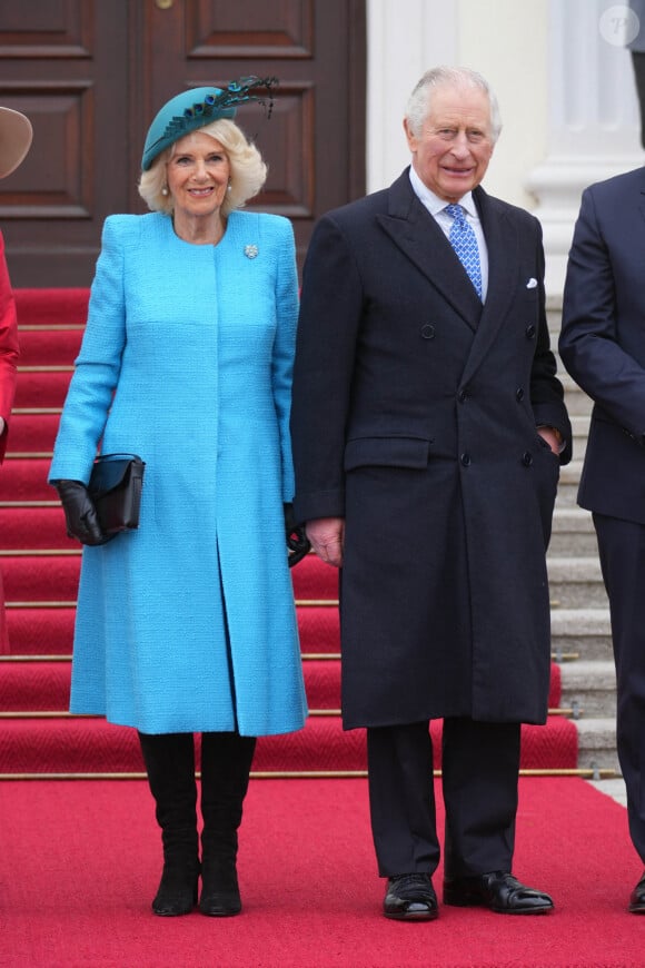 La belle-mère de Harry et William a apparemment obtenu gain de cause. Une vraie reine !
Le roi Charles III d'Angleterre et la reine consort Camilla Parker Bowles à la sortie du Château Bellevue à Berlin, accompagnés par le président allemand et sa femme, à l'occasion du premier voyage officiel du roi d'Angleterre en Europe. Le 29 mars 2023