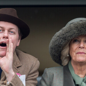 Son fils Tom a vendu la mèche : il n'y aura ni ail ni piment dans les assiettes des convives et encore moins dans la sienne !
Camilla Parker Bowles, duchesse de Cornouailles, et son fils Tom Parker Bowles - Deuxième jour des courses hippiques au festival de Cheltenham. Le 11 mars 2015 