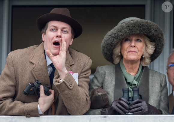 Son fils Tom a vendu la mèche : il n'y aura ni ail ni piment dans les assiettes des convives et encore moins dans la sienne !
Camilla Parker Bowles, duchesse de Cornouailles, et son fils Tom Parker Bowles - Deuxième jour des courses hippiques au festival de Cheltenham. Le 11 mars 2015 