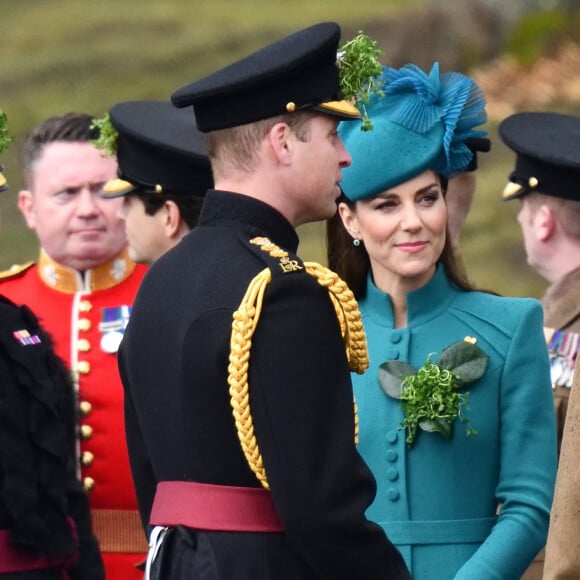 Le prince William, prince de Galles, et Catherine (Kate) Middleton, princesse de Galles, lors de l'assemblée annuelle des Irish Guards Parade de la St Patrick aux Mons Barracks à Aldershot, Royaume Uni le 17 mars 2023. Catherine (Kate) Middleton, princesse de Galles, a récemment été nommée colonelle de l'Irish Guards par le roi d'Angleterre. 