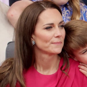 Louis de Galles et sa maman Kate Middleton se ressemble de plus en plus. 
Catherine Kate Middleton, duchesse de Cambridge et le prince Louis - La famille royale regarde la grande parade qui clôture les festivités du jubilé de platine de la reine à Londres 