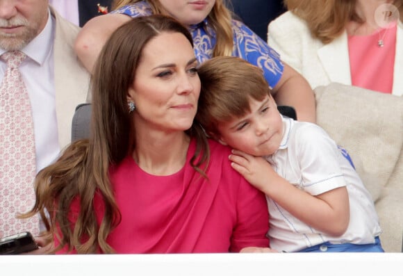 Louis de Galles et sa maman Kate Middleton se ressemble de plus en plus. 
Catherine Kate Middleton, duchesse de Cambridge et le prince Louis - La famille royale regarde la grande parade qui clôture les festivités du jubilé de platine de la reine à Londres 