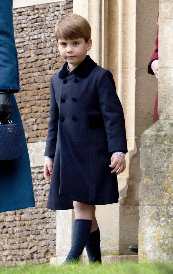 En tout cas, il a beaucoup grandi et semble de plus en plus mignon. 
Le prince Louis de Galles - La famille royale d'Angleterre assiste au service religieux de Noël à l'église St Mary Magdalene à Sandringham, Norfolk, Royaume Uni, le 25 décembre 2022. 