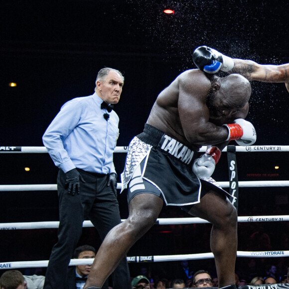 Mais depuis leur divorce en 2021, le boxeur se fait discret concernant ses amours.
Le français Tony Yoka s'incline face au français d'origine camerounaise Carlos Takam lors d'un combat international de boxe poids lourd de 10 rounds au Zénith de Paris, France, le 11 mars 2023. © Baptiste Autissier/Panoramic/Bestimage