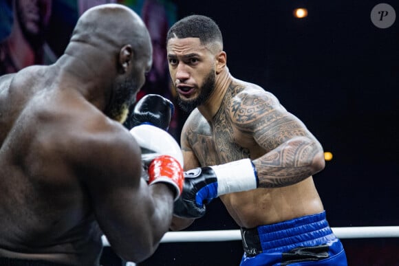 Le français Tony Yoka s'incline face au français d'origine camerounaise Carlos Takam lors d'un combat international de boxe poids lourd de 10 rounds au Zénith de Paris, France, le 11 mars 2023. © Baptiste Autissier/Panoramic/Bestimage