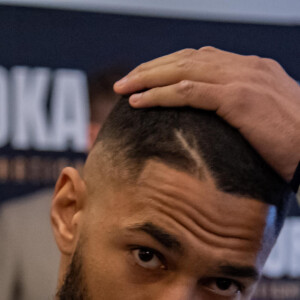 Le français Tony Yoka et le franco-camerounais Carlos Takam lors de la pesée officielle et de la conférence de presse la veille de leur combat international de 10 rounds des poids lourds à Paris, France, le 10 mars 2023. © Baptiste Autissier/Panoramic/B estimage