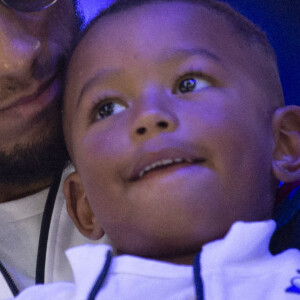 Dans les commentaires, les fans sont nombreux à adresser leurs félicitations, mais d'autres se demandent également qui est la maman...
Tony Yoka en pleine concentration avec son fils Ali - People lors de la soirée de boxe à Paris La Défense Arena le 25 septembre 2020. © JB Autissier / Panoramic / Bestimage