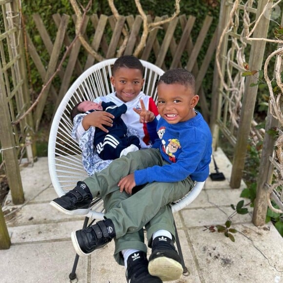 Mais surprise, ce vendredi 21 avril 2023, sur son compte Instagram, il a annoncé la naissance d'un troisième petit garçon !
Tony Yoka présente son troisième fils Souleymane.