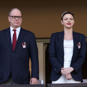 Albert et Charlene ont dansé une macarena
Le prince Albert II de Monaco et la princesse Charlène de Monaco - Édition 2023 du Tournoi Sainte Dévote de Rugby au Stade Louis II à Monaco le 22 Avril 2023. © Jean-Charles Vinaj / Pool Monaco / Bestimage 