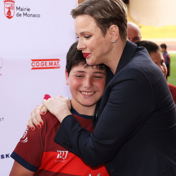 La princesse Charlène de Monaco réconforte les perdants - Édition 2023 du Tournoi Sainte Dévote de Rugby au Stade Louis II à Monaco le 22 Avril 2023. © Jean-Charles Vinaj / Pool Monaco / Bestimage 