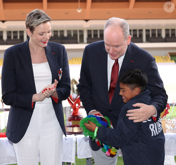 Albert et Charlene ont dansé une macarena
Le prince Albert II de Monaco et la princesse Charlène de Monaco - Édition 2023 du Tournoi Sainte Dévote de Rugby au Stade Louis II à Monaco le 22 Avril 2023. © Jean-Charles Vinaj / Pool Monaco / Bestimage 