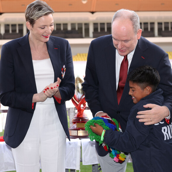 Albert et Charlene ont dansé une macarena
Le prince Albert II de Monaco et la princesse Charlène de Monaco - Édition 2023 du Tournoi Sainte Dévote de Rugby au Stade Louis II à Monaco le 22 Avril 2023. © Jean-Charles Vinaj / Pool Monaco / Bestimage 
