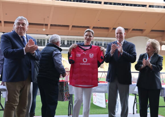 Le prince Albert II de Monaco et la princesse Charlène de Monaco. Remise des prix . - Édition 2023 du Tournoi Sainte Dévote de Rugby au Stade Louis II à Monaco le 22 Avril 2023. ©Claudia Albuquerque / Bestimage 