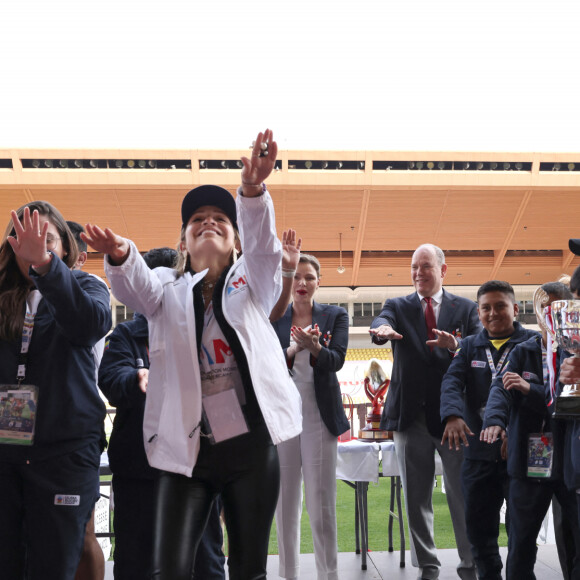 Un moment inoubliable pour le couple royal
Le prince Albert II de Monaco et la princesse Charlène de Monaco. Les Équatoriens ont lancé la Macarena avec le coupe souverain. - Édition 2023 du Tournoi Sainte Dévote de Rugby au Stade Louis II à Monaco le 22 Avril 2023. © Claudia Albuquerque / Bestimage 