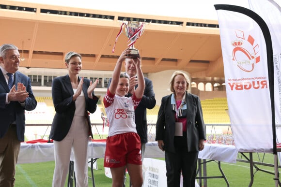 Le prince Albert II de Monaco et la princesse Charlène de Monaco. Remise de prix . - Édition 2023 du Tournoi Sainte Dévote de Rugby au Stade Louis II à Monaco le 22 Avril 2023. © Claudia Albuquerque / Bestimage 