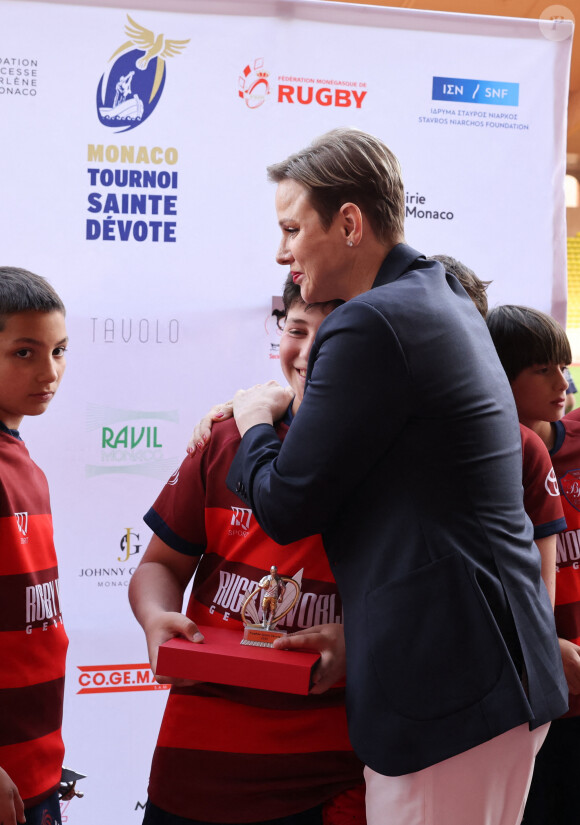 La princesse Charlène de Monaco réconforte les perdants - Édition 2023 du Tournoi Sainte Dévote de Rugby au Stade Louis II à Monaco le 22 Avril 2023. © Claudia Albuquerque/ Bestimage 