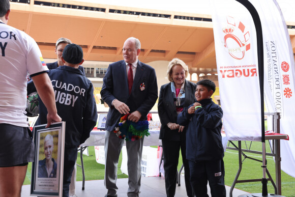 Le prince Albert II de Monaco et la princesse Charlène de Monaco. Remise de prix . - Édition 2023 du Tournoi Sainte Dévote de Rugby au Stade Louis II à Monaco le 22 Avril 2023. © Claudia Albuquerque / Bestimage 