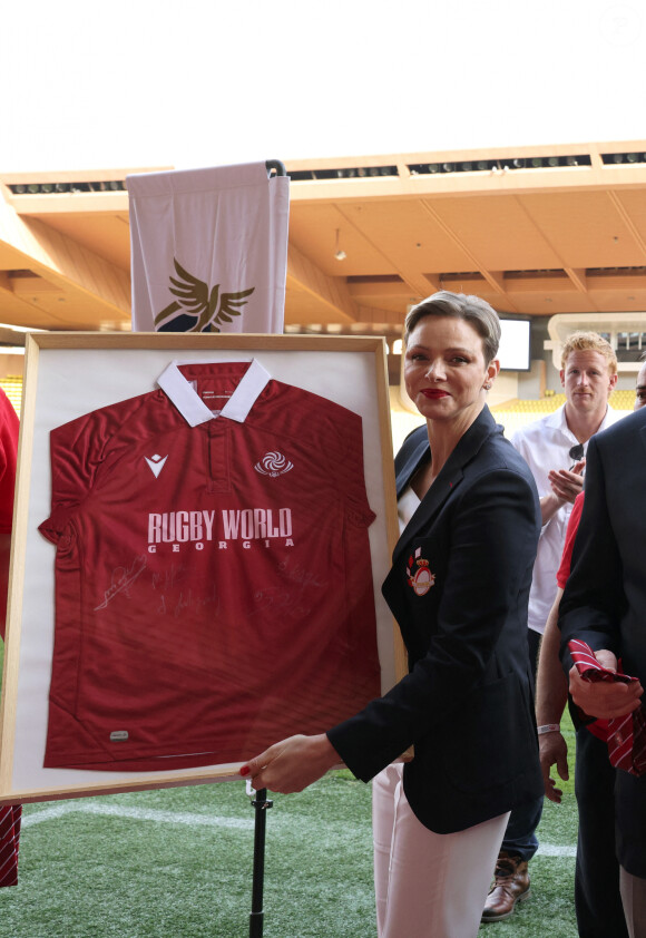 La princesse Charlène de Monaco posent avec l'équipe des Géorgiens finalistes du tournoi - Édition 2023 du Tournoi Sainte Dévote de Rugby au Stade Louis II à Monaco le 22 Avril 2023. © Claudia Albuquerque / Bestimage 