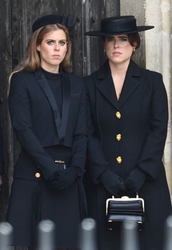 Pour l'occasion, elles ont emmené leurs deux enfants Sienna et August.
Les princesses Beatrice et Eugenie d'York - Sorties du service funéraire à l'Abbaye de Westminster pour les funérailles d'Etat de la reine Elizabeth II d'Angleterre le 19 septembre 2022. 