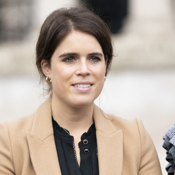 La princesse Eugenie d'York, avec la co-fondatrice du collectif anti-esclavagiste Julia de Boinville, lors d'une visite de l'exposition d'art du collectif anti-esclavagiste à Trafalgar Square à Londres. Le 17 octobre 2022.