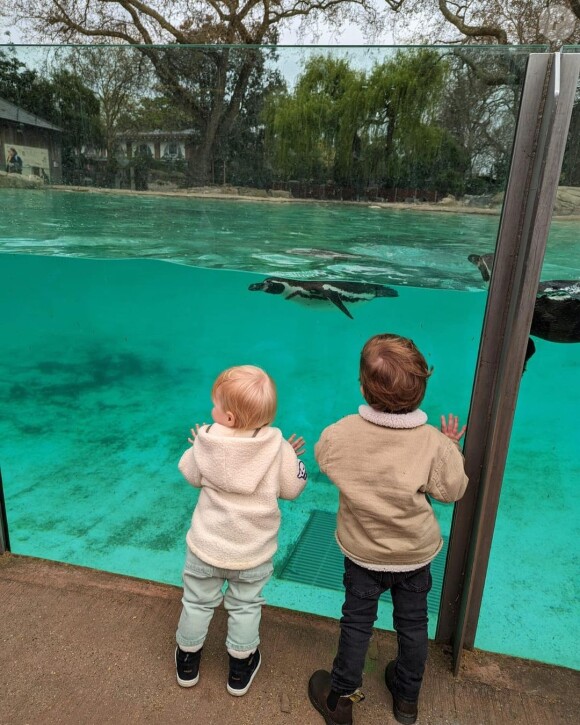 Le cousin et la cousine ont posé ensemble devant l'enclos des manchots.
Sienna et August au zoo de Londres.