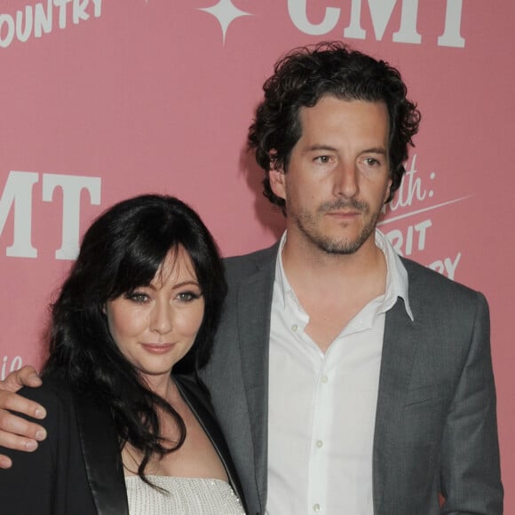 Si en réalité, mari et femme étaient séparés depuis le mois de janvier dernier, c'est aujourd'hui qu'ils décident d'officialiser le divorce.
Shannen Doherty et Kurt Iswarienko - Premiere "Jennie Garth: A Little Bit Country" a Los Angeles Le 19 Avril 2012 