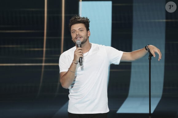 Exclusif -  Kev Adams - Tournage de l'émission "Sketch Story", présentée par L.Boccolini. Le 12 septembre 2022 C'est l'une des nouveautés de cette rentrée 2022. Samedi 8 octobre à 21h10, retrouvez " Sketch Story ", la nouvelle création originale de France 2 dans laquelle les stars de l'humour vont réinterpréter leurs sketchs les plus célèbres dans de courtes fictions ! Dans ce show d'humour inédit, présenté par L.Boccolini, découvrez les sketchs cultes comme vous ne les avez jamais vus : " Le train pour Pau " de Chevallier et Laspalès, " Les coiffeuses " des Chevaliers du Fiel, " Le permis de conduire " de M.Robin et P.Palmade, " Le cocktail mondain " d'A.Roumanoff, " Les pétasses " des Inconnus, " François Hollande " de L.Gerra,  " Madame Sarfati : Allô la police " d'É.Kakou, " Chère Maman " de R.Magdane, etc. L'émission sera aussi l'occasion pour les invités de la soirée de vous présenter sur scène leurs sketchs les plus drôles. Humour, convivialité et originalité... Une soirée de rire totalement inédite à découvrir exclusivement sur France 2 ! © Jack Tribeca / Bestimage 