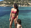 Une image où Rachel Legrain-Trapani apparaît dans un maillot de bain deux pièces. Non seulement, elle affiche un bronzage impeccable mais en plus, la jolie brune de 34 ans dévoile des abdos exceptionnels.
Rachel Legrain-Trapani en vacances à Ibiza en famille. Instagram