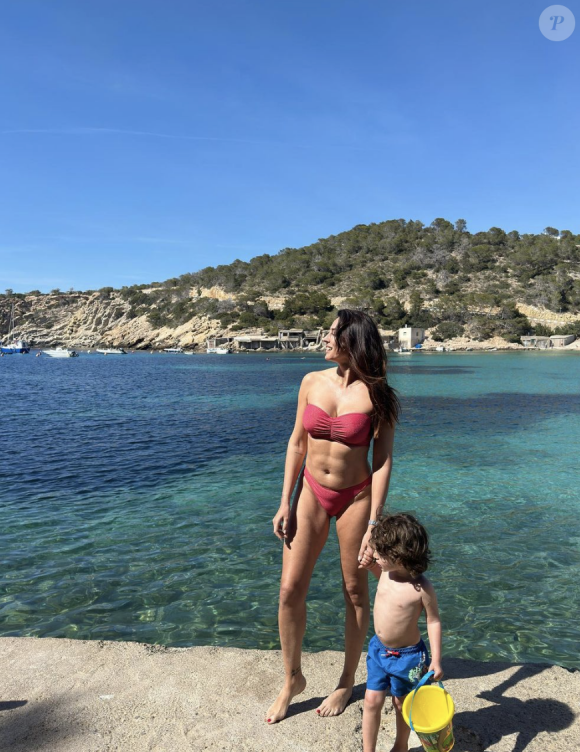 Une image où Rachel Legrain-Trapani apparaît dans un maillot de bain deux pièces. Non seulement, elle affiche un bronzage impeccable mais en plus, la jolie brune de 34 ans dévoile des abdos exceptionnels.
Rachel Legrain-Trapani en vacances à Ibiza en famille. Instagram